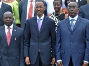 Paul Kagame entour de son Premier ministre sortant Bernard Makuza ( droite) et Pierre Damien Habumuremyi ( gauche).